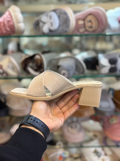 صندل مجلسی زنانه رایکا مدل ضربدری کرم