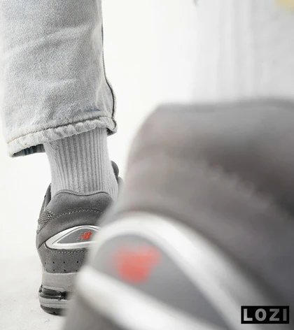 کفش کتانی طوسی NEW BALANCE 2002R