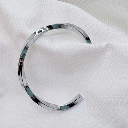 بنگل استیل مردانه مدل «پیچش» (Silver Twist) | مینیمال و رنگ ثابت