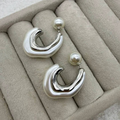 گوشواره مرواریدی و باروک