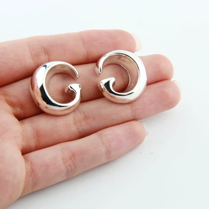 گوشواره زنانه میخی حرف G