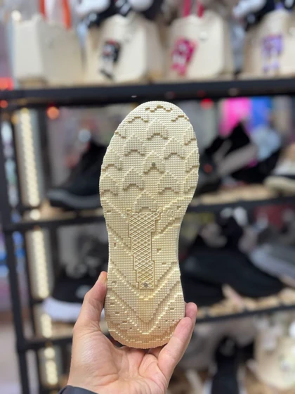 کتانی اسکیچرز رنگ کرم قهوه ای زنانه و مردانه