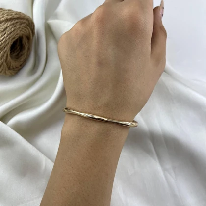دستبند زنانه بنگل مدل موج ژوپینگ طلایی قابل تنظیم