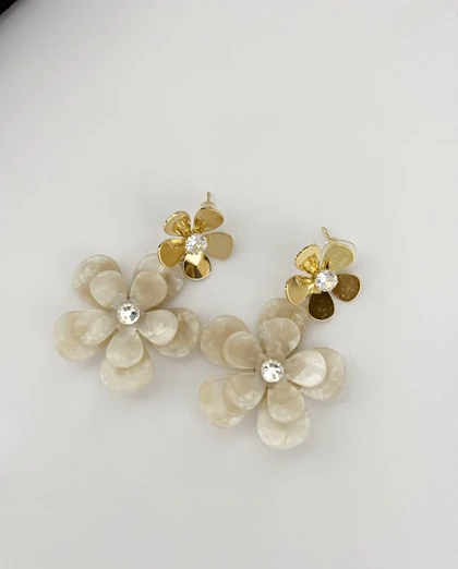 گوشواره گل سفید رزینی زنانه 885