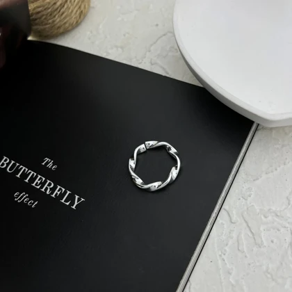 انگشتر زنانه مینیمال طرح طلا مدل بافت موج