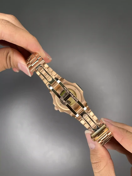 ساعت مچی پتک فیلیپ اتوماتیک بند فلزی رزگلد صفحه سفید Patek Philippe Nautilus