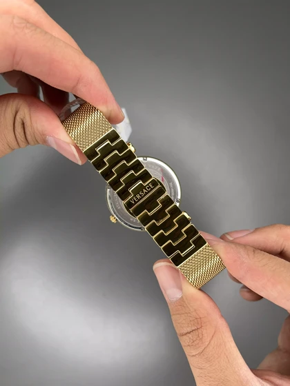 ساعت مچی ورساچه بند حصیری طلایی صفحه سبز Versace