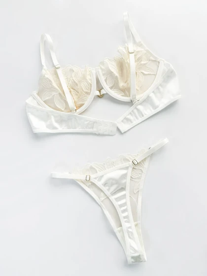 ست شورت و سوتین فنر دار تور و دانتل طرح برگ وسط قلب سفید