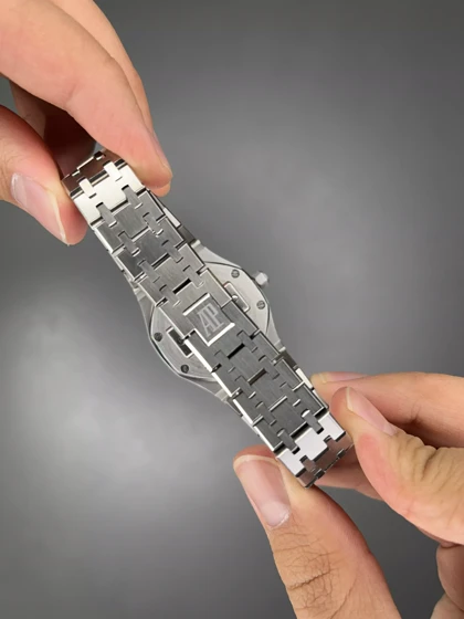 ساعت مچی اودمار پیگه بند فلزی صفحه سفید دورنگین Audemars Piguet