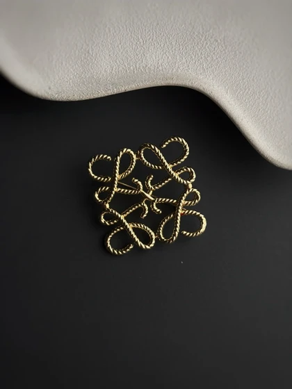 سنجاق سینه Loewe