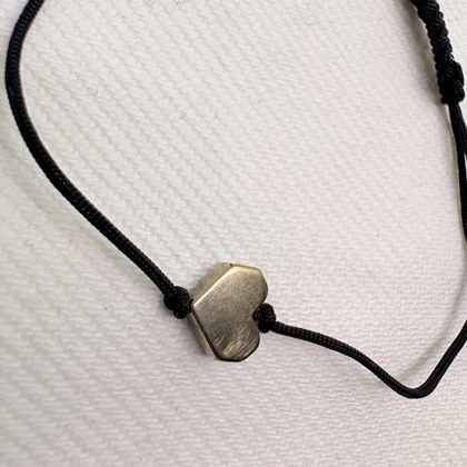 دستبند استیل مدل «قلب کوچک» (Tiny Heart) | با بند بافت مشکی و پلاک سیلور