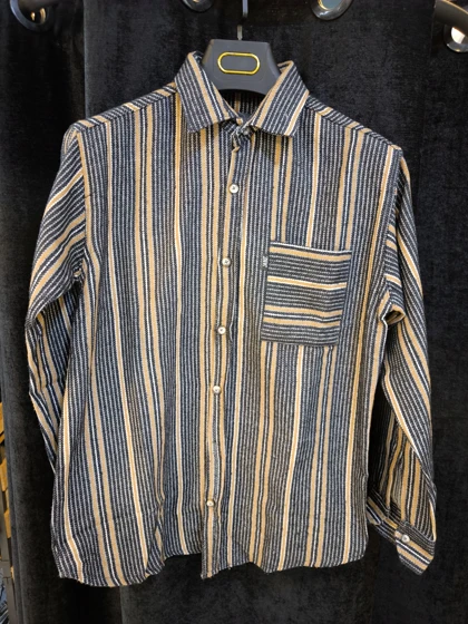 پیراهن مردانه راه راه بافت‌دار خاکستری تیره با رگه‌های بژ و طوسی_اورجینال دیلم