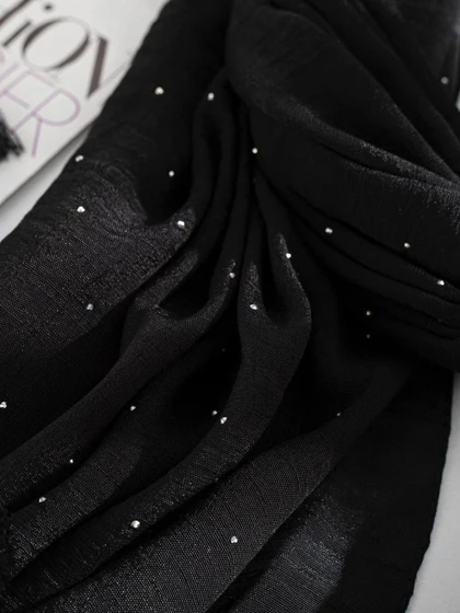 شال مشکی نگین‌دار