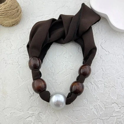 گردنبند زنانه مدل پرلا براون طرح مروارید لوکس با پارچه قهوه‌ای و مهره‌های چوبی