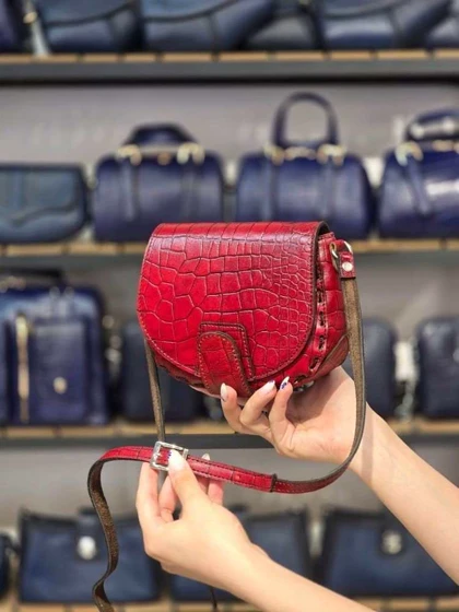 کیف چرم فنجول قرمز آلبالویی ابر و بادی سنگی چرم اصل گاوی