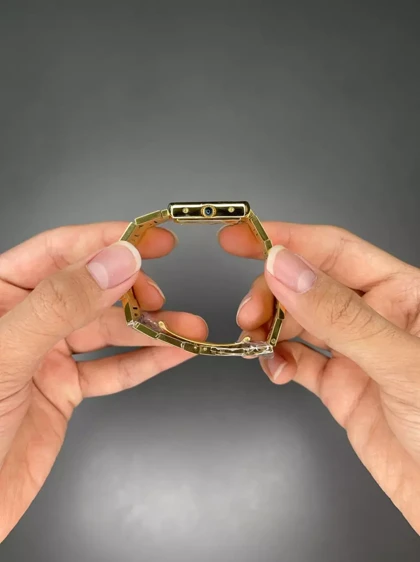 ساعت مچی کارتیه بدنه طلایی صفحه سفید قاب نگین Cartier