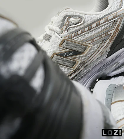 کفش کتانی سفید طوسی طلایی Newbalance 1906R