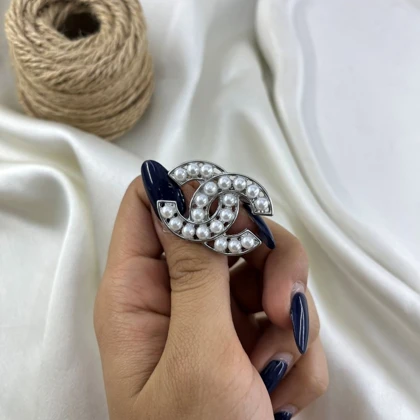 گل سینه زنانه مدل نگار طرح شنل مرواریدی