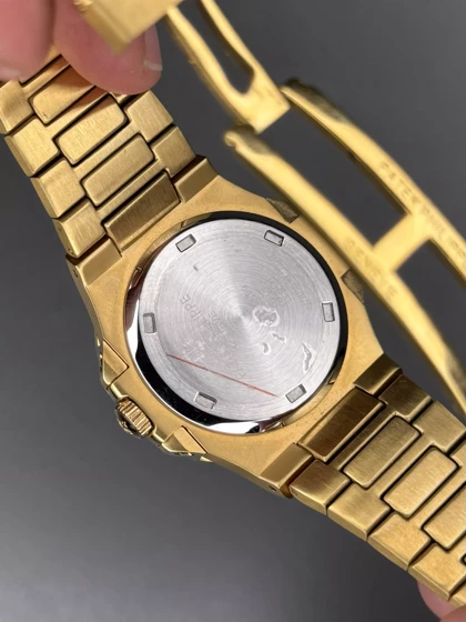 ساعت مچی پتک فیلیپ ناتیلوس صفحه سفید بند طلایی Patek Philippe Nautilus