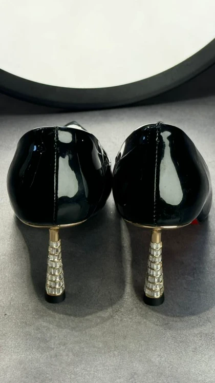 پاشنه‌بلند 610-1