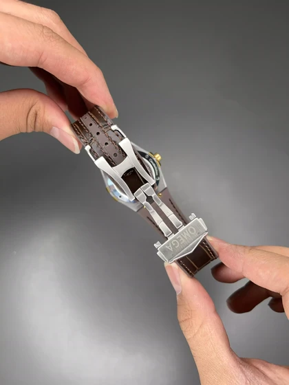 ساعت مچی امگا کانستلیشن بند قهوه ای صفحه سفید Omega Constellation