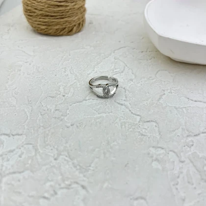 انگشتر زنانه طرح شنل با نگین ظریف