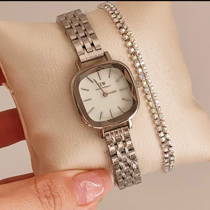 ساعت مچی زنانه DW آینه ای صفحه سفید بند سیلور