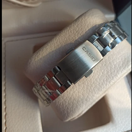 ساعت مچی کاسیو زنانه مدل لیزر صفحه جواهری قرمز موتور کوارتز اورجینال با جعبه و باطری اضافه