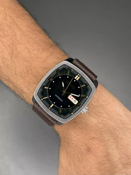 ساعت مچی سیکو دو تقویم بند چرمی صفحه سبز Seiko