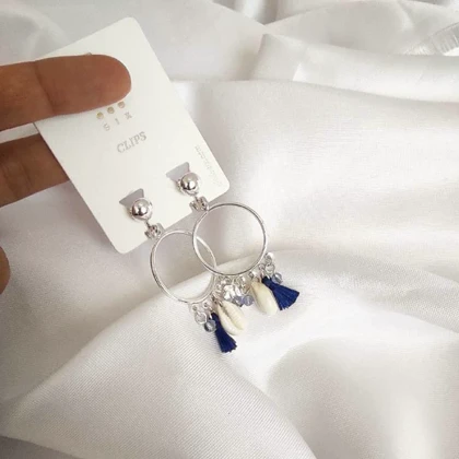 گوشواره کلیپسی حلقه آویز صدف طبیعی Cowrie و منگوله آبی کاربنی - استایل ساحلی بوهو