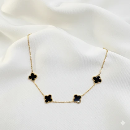 گردنبند استیل طرح «ونکلیف» 5 گل | رنگ طلایی با نگین‌های مشکی (مشابه طلا)