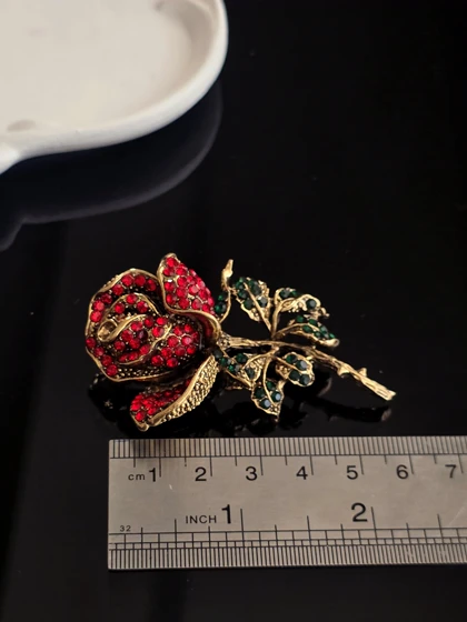 سنجاق سینه مجلسی گل سرخ رز