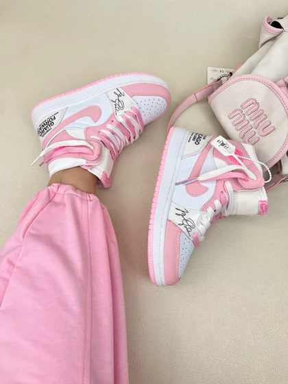 کتانی ساق‌دار زنانه ساق‌دار ایر جردن 1 امضای شیکاگو صورتی 1 NIKE AIR JORDAN کد 912