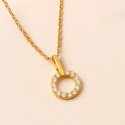 گردنبند زنانه طلایی طرح دایره نگین‌دار مینیمال