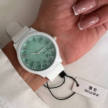 ساعت مچی زنانه برند بولون با صفحه برجسته سبز بند سیلیکون سفید