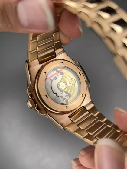 ساعت مچی پتک فیلیپ اتوماتیک بند فلزی رزگلد صفحه سفید Patek Philippe Nautilus