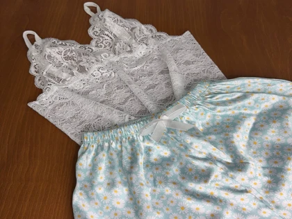 ست نیم‌تنه گیپور و شلوارک طرح بابونه 035