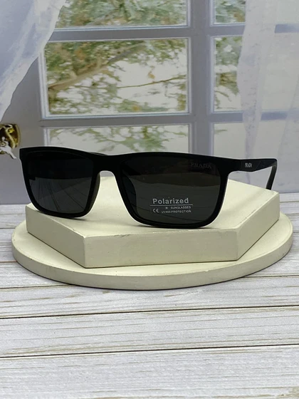 خرید عینک آفتابی پرادا مردانه فریم کائوچو با عدسی پلی‌کربنات UV400 پلاریزه مخصوص رانندگی