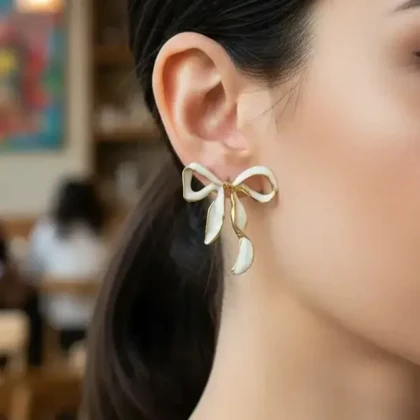 گوشواره زنانه مدل انابو طرح پاپیون با جلوه میناکاری و حاشیه طلایی