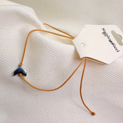 دستبند استیل مدل «جناغ سیلور» | با بند بافت خردلی (رنگ تابستانی)