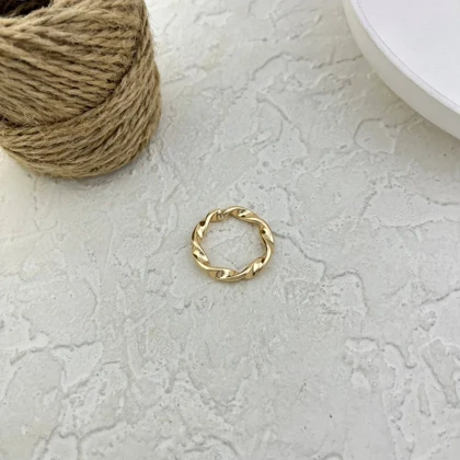 انگشتر زنانه مینیمال طرح طلا مدل بافت موج