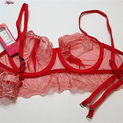 ست شورت و سوتین زنانه مدل فنردار قرمز برتا کد 5108-4032-R به همراه نگهدارنده جوراب