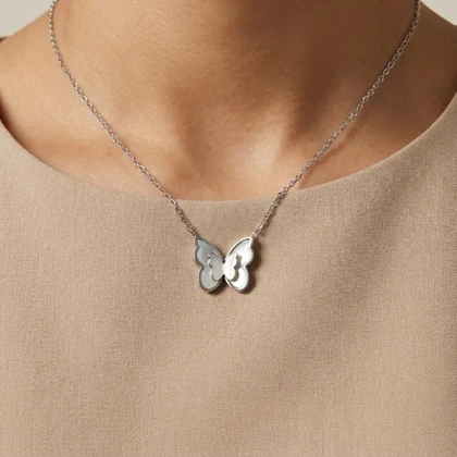 گردنبند زنانه استیل مناسب استفاده روزمره و رسمی طرح پروانه