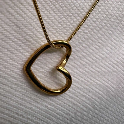 گردنبند استیل مدل «تک قلب» | زنجیر ماری (Snake) طلایی و پلاک منحنی