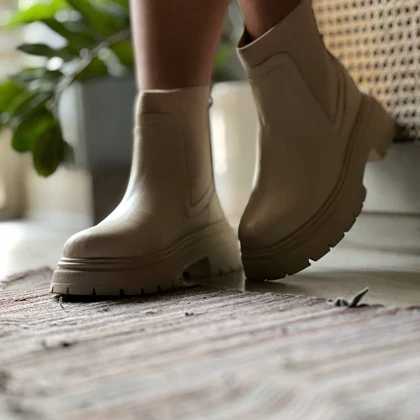 بوت زنانه منگو کرم MANGO