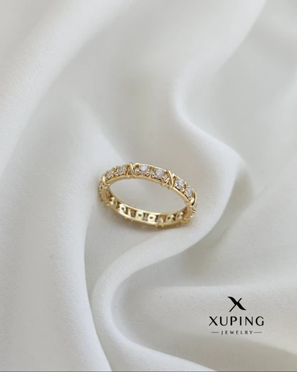 انگشتر فری سایز ژوپینگ طلایی با نگین‌های درشت و قاب حصیری