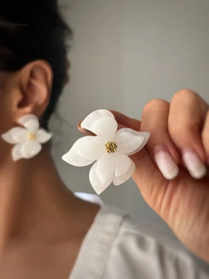 گوشواره گل 2 لایه سفید