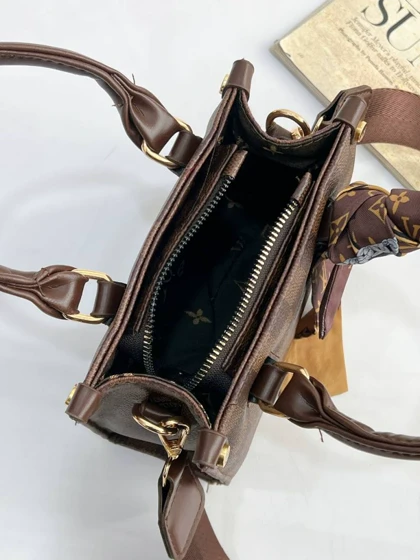 کیف پاسپورتی ال وی گلدوزی 3472