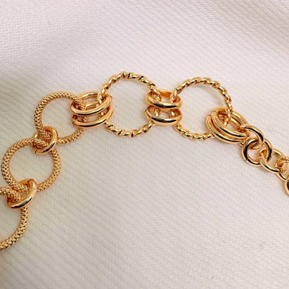 دستبند برند شین مدل «حلقه‌های درهم‌تنیده» | بافت برجسته