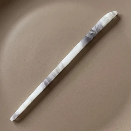 کانزاشی مو زنانه رزینی شفاف طرح ابر و باد طوسی‑یاسی با طراحی ساده و کشیده مینیمال لوکس